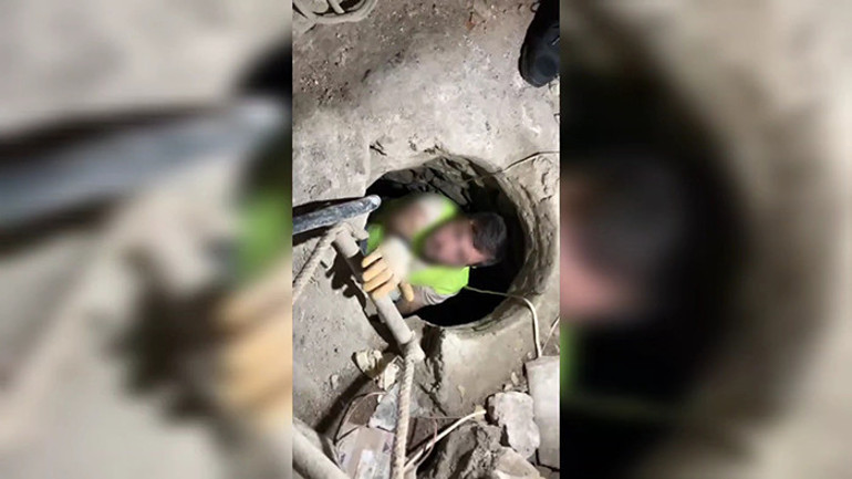  Suçüstü yakalandılar Dışarıdan kilit açılıyor ve içeridekiler dışarı çıkıyor