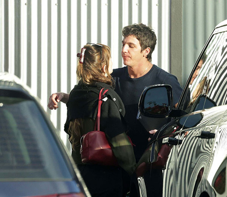 Bir müzisyenden diğerinin kollarına koştu… Onu oyalayan nişanlısından ayrılıp kendine genç bir sevgili buldu