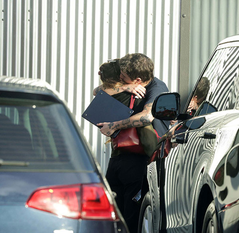 Bir müzisyenden diğerinin kollarına koştu… Onu oyalayan nişanlısından ayrılıp kendine genç bir sevgili buldu