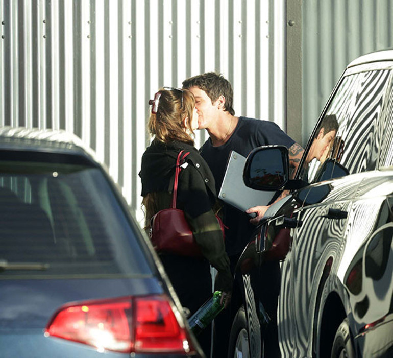 Bir müzisyenden diğerinin kollarına koştu… Onu oyalayan nişanlısından ayrılıp kendine genç bir sevgili buldu