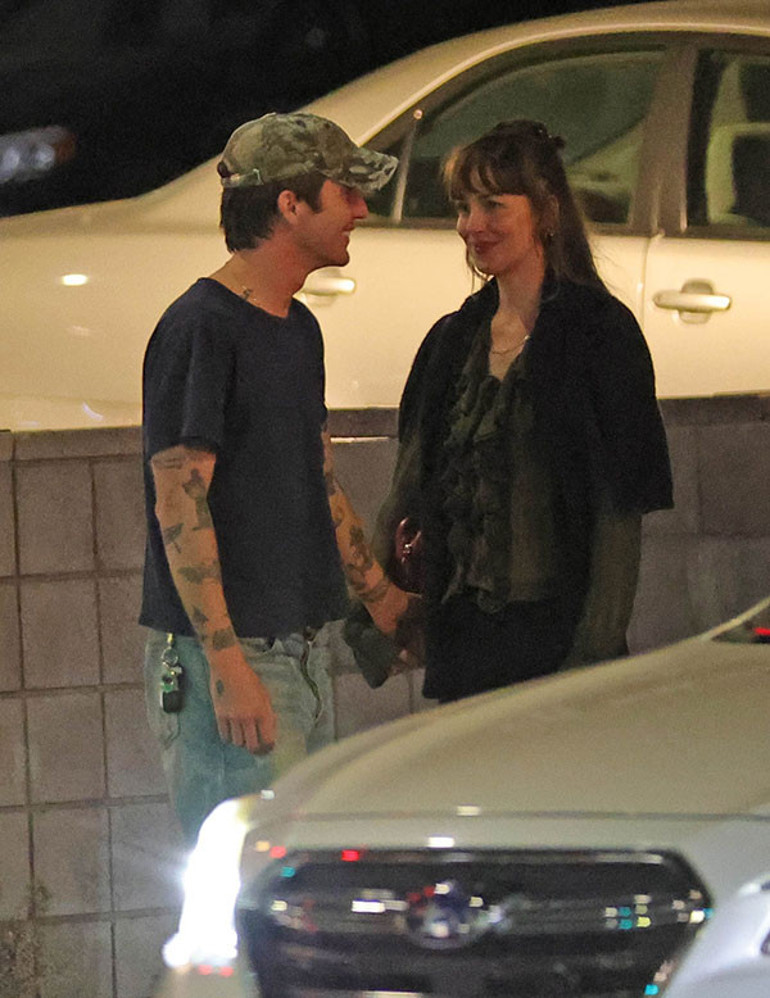 Bir müzisyenden diğerinin kollarına koştu… Onu oyalayan nişanlısından ayrılıp kendine genç bir sevgili buldu