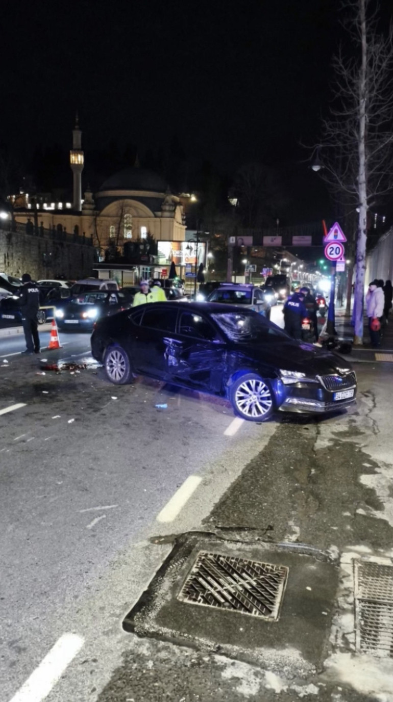 Beşiktaşta feci kaza... Otomobil motosiklete çarptı, 2 genç hayatını kaybetti