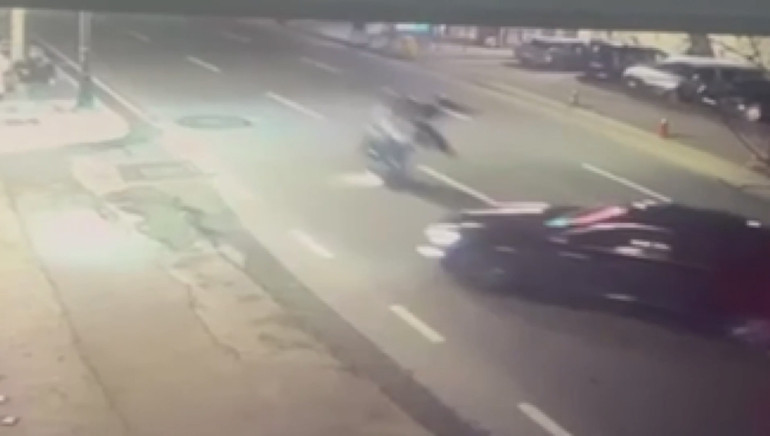 Beşiktaşta feci kaza... Otomobil motosiklete çarptı, 2 genç hayatını kaybetti