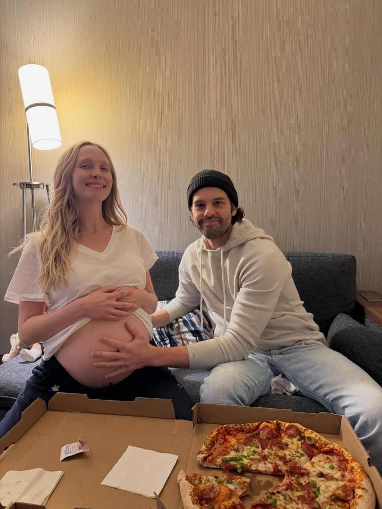 Dizi aşıkları evlendi Çocuğu düğünden sonra doğsun diye nikah masasına karnı burnunda oturdu