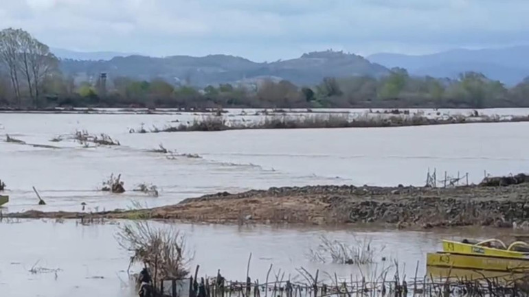 Meriç Nehri taştı, sular yollara ulaştı