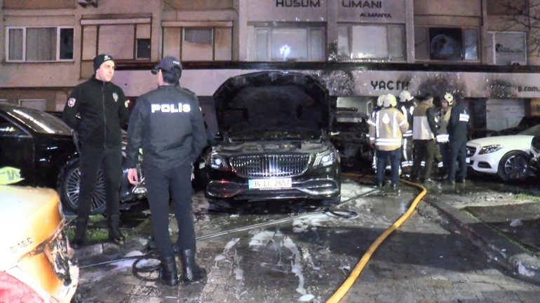 Beşiktaşta 15 lüks araç yandı Kundaklama şüphesi