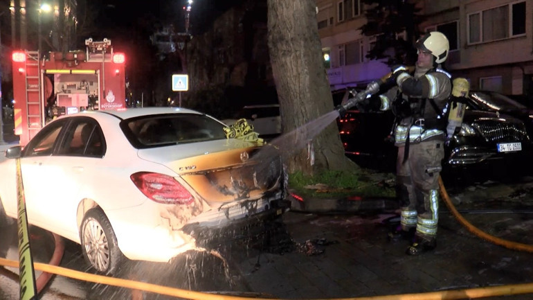 Beşiktaşta 15 lüks araç yandı Kundaklama şüphesi