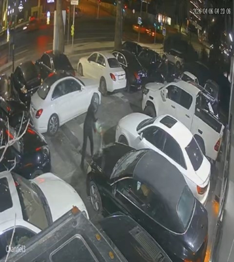 İstanbulda 101 sabıkası bulunan oto galericiye saldırı şoku: Önce dükkanı yaktılar sonra villayı kurşunladılar