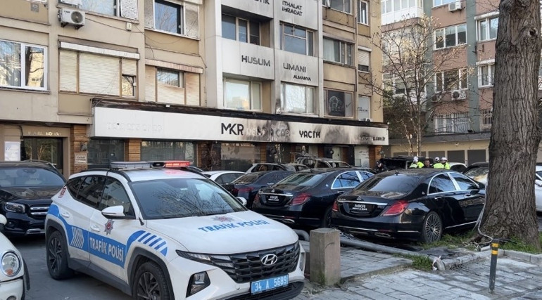 İstanbulda 101 sabıkası bulunan oto galericiye saldırı şoku: Önce dükkanı yaktılar sonra villayı kurşunladılar