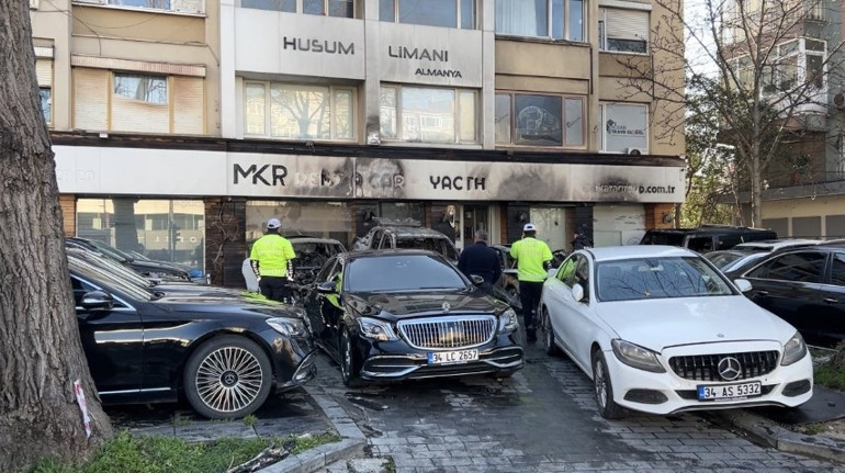 İstanbulda 101 sabıkası bulunan oto galericiye saldırı şoku: Önce dükkanı yaktılar sonra villayı kurşunladılar