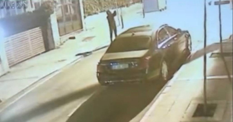 İstanbulda 101 sabıkası bulunan oto galericiye saldırı şoku: Önce dükkanı yaktılar sonra villayı kurşunladılar