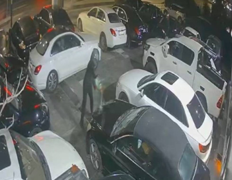 İstanbulda 101 sabıkası bulunan oto galericiye saldırı şoku: Önce dükkanı yaktılar sonra villayı kurşunladılar