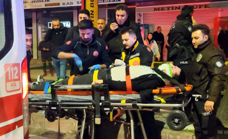 Yan bakma tartışması kavgaya döndü, saldırgan anne ve oğlunu yaraladı