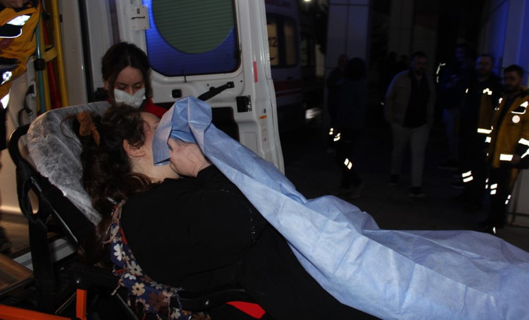 Yan bakma tartışması kavgaya döndü, saldırgan anne ve oğlunu yaraladı