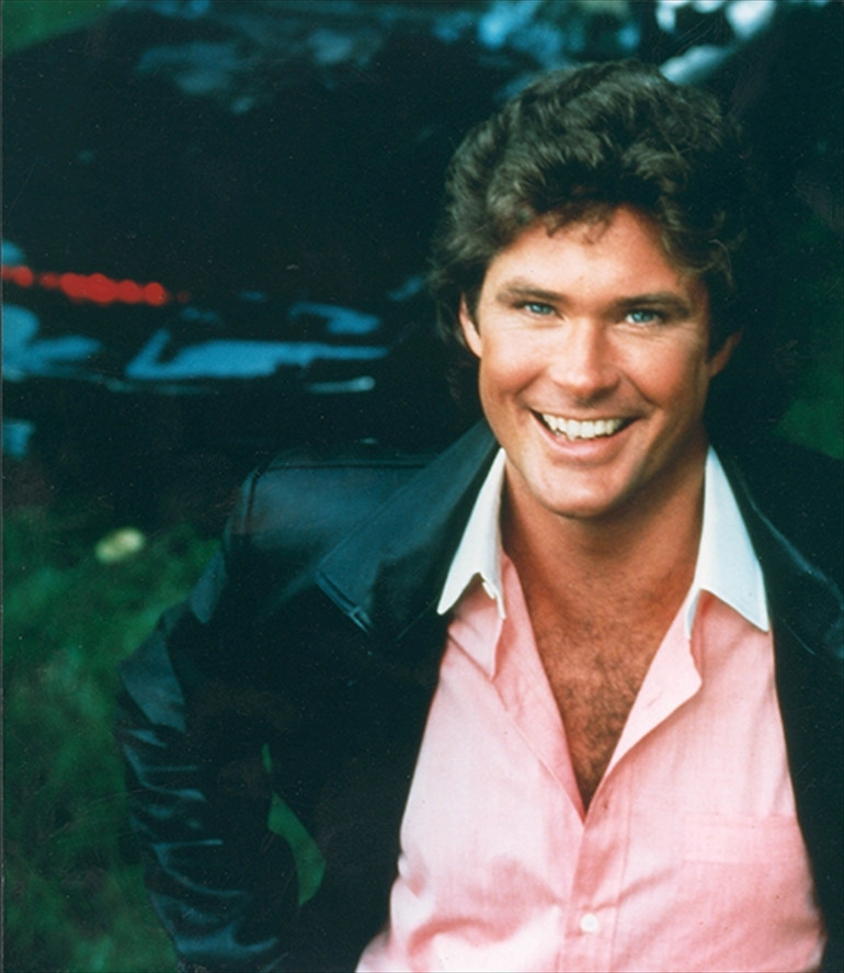 Bir zamanlar ekranın en hızlı yakışıklısıydı… Geçen yıllar onun ışığını da söndürdü… Karısının desteğiyle ayakta duruyor