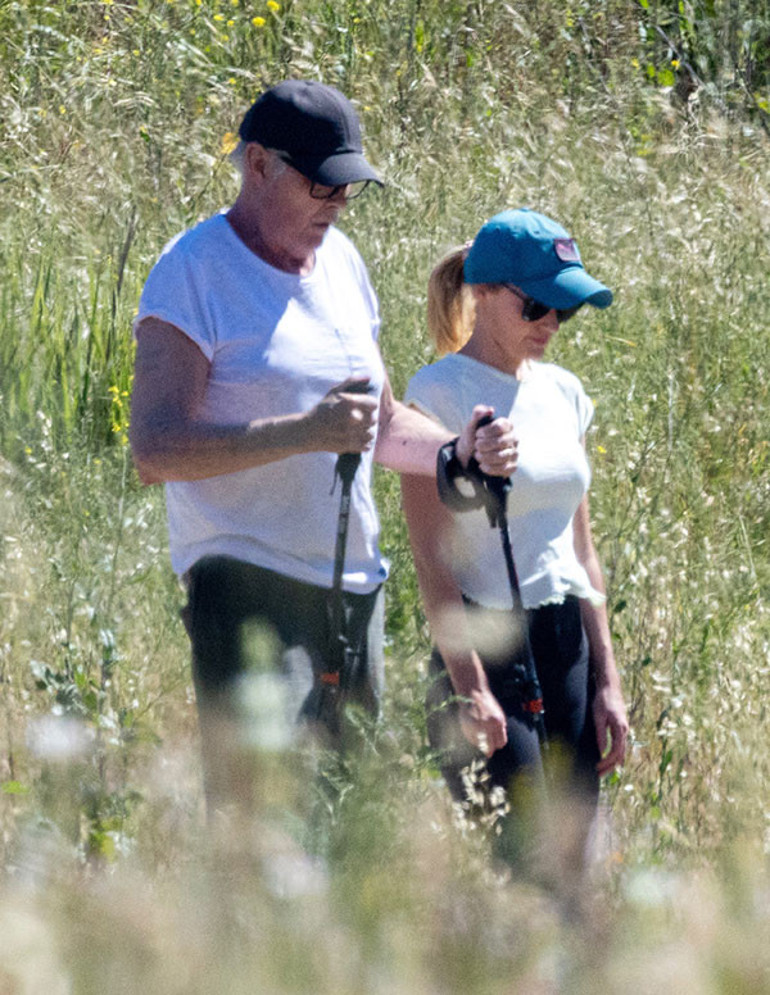 Bir zamanlar ekranın en hızlı yakışıklısıydı… Geçen yıllar onun ışığını da söndürdü… Karısının desteğiyle ayakta duruyor