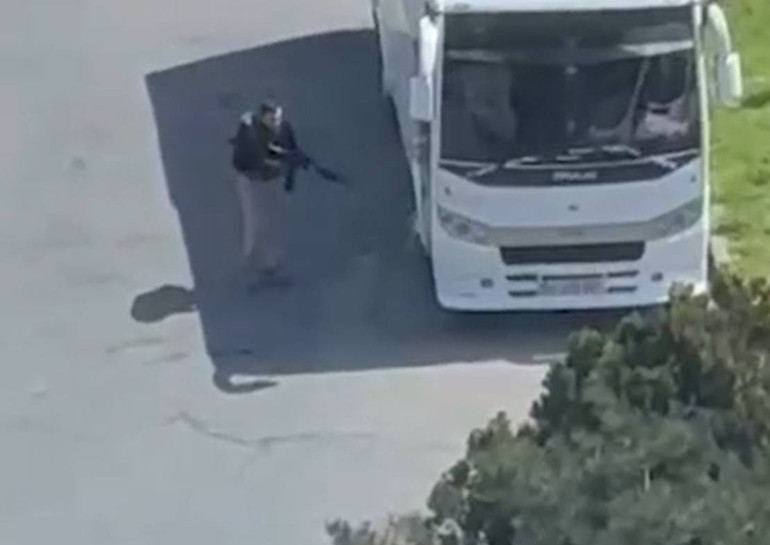 İstanbulda teröristlerin etkisiz hale getirildiği anlar kamerada: Kahraman polis dünya gündeminde