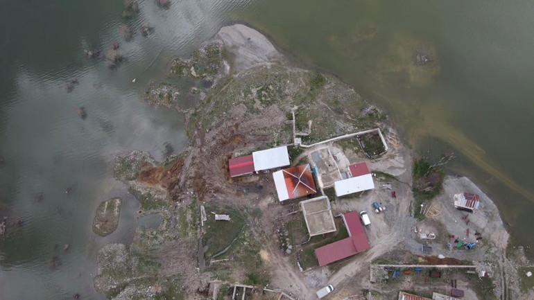  Evi ada ortasında kaldı Biz burada çaresiz bekliyoruz