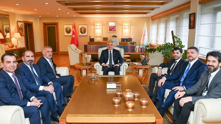 Bakan Ersoy, TFF Başkanı Hacıosmanolunu kabul etti: Futbolcularla küresel tanıtım hamlesi masada