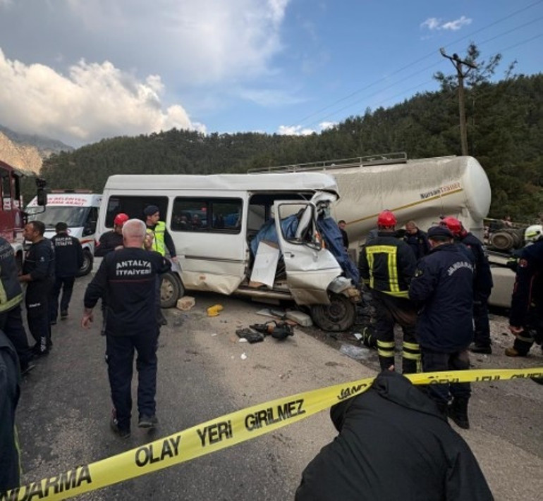 Burdurda feci kaza… Minibüsle beton mikseri çarpıştı: 7 ölü, 3 yaralı