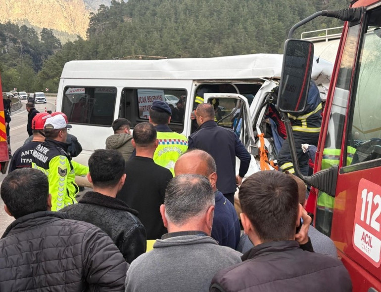 Burdurda feci kaza… Minibüsle beton mikseri çarpıştı: 7 ölü, 3 yaralı