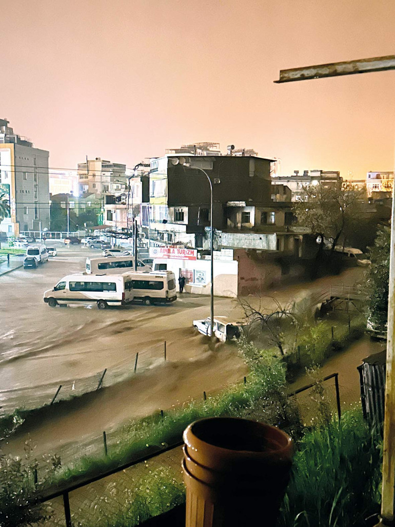 Kadirli’yi sağanak vurdu… 2 kişi boğuldu, 127 ev ile 21 işyeri kullanılamaz hale geldi