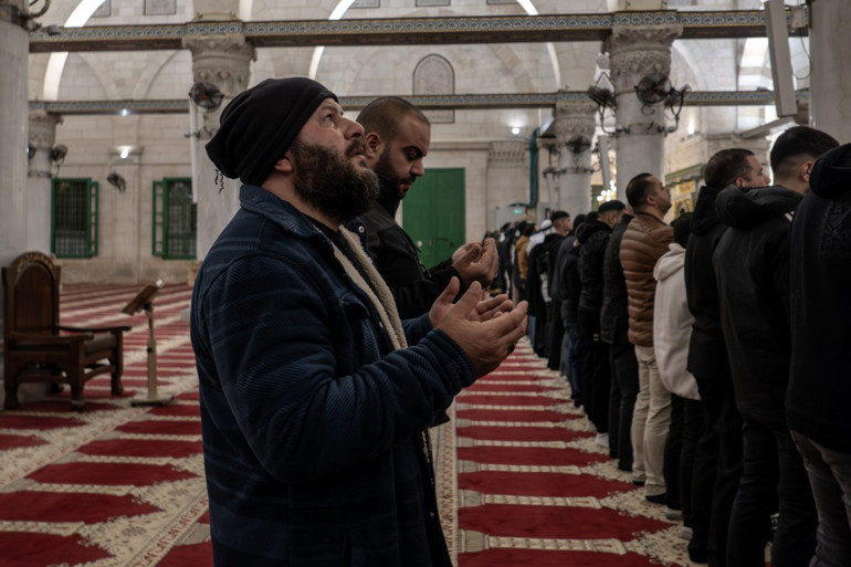 Mescid-i Aksa, 41 gün sonra ibadete açıldı