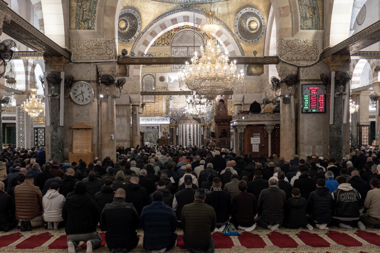 Mescid-i Aksa, 41 gün sonra ibadete açıldı