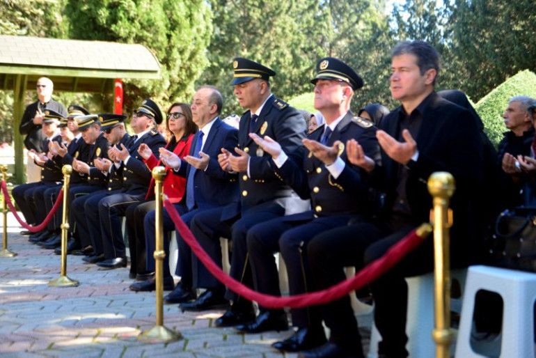 Şehidin mezarındaki plaket görenleri duygulandırdı