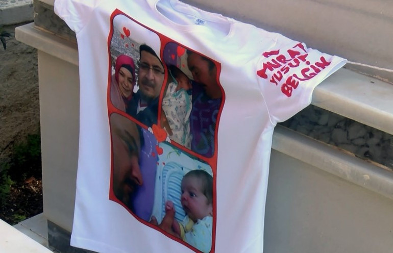 Şehidin mezarındaki plaket görenleri duygulandırdı