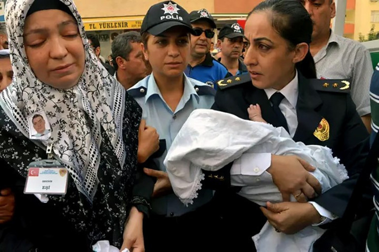 Şehidin mezarındaki plaket görenleri duygulandırdı