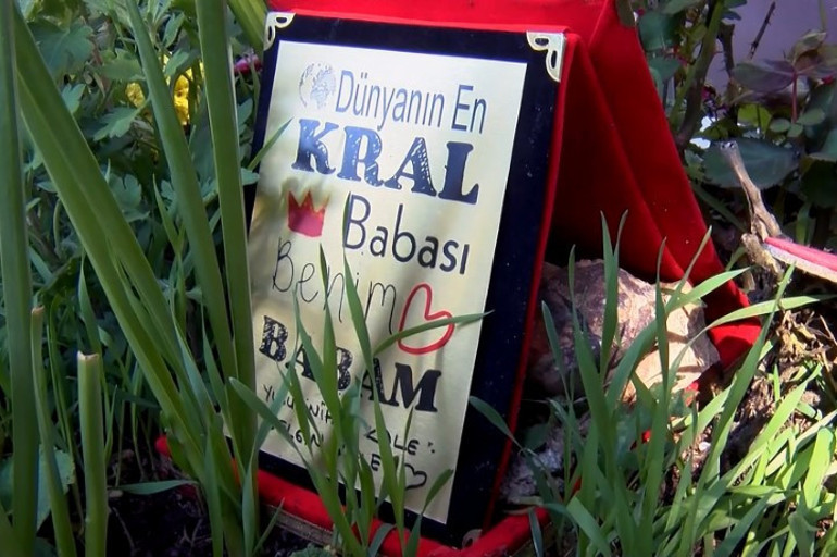 Şehidin mezarındaki plaket görenleri duygulandırdı