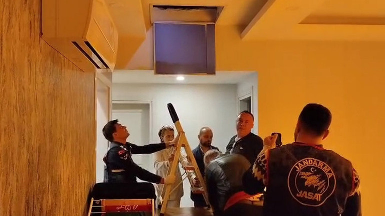 19 yıl hapisle aranan firari hükümlü saklandığı tavan arasında yakalandı Merdivenle indirildi