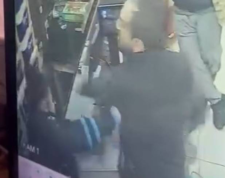  Kasiyeri saçından tutup kafasını kasaya vurdu