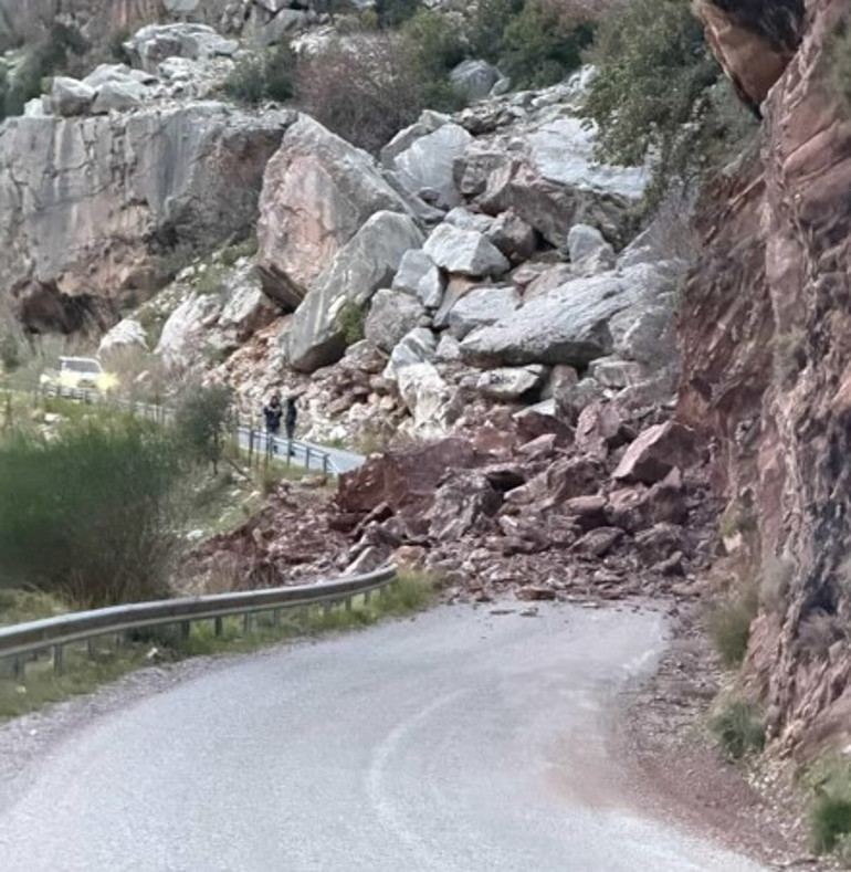 Fethiyede yamaçtan düşen kaya parçaları yolu kapattı