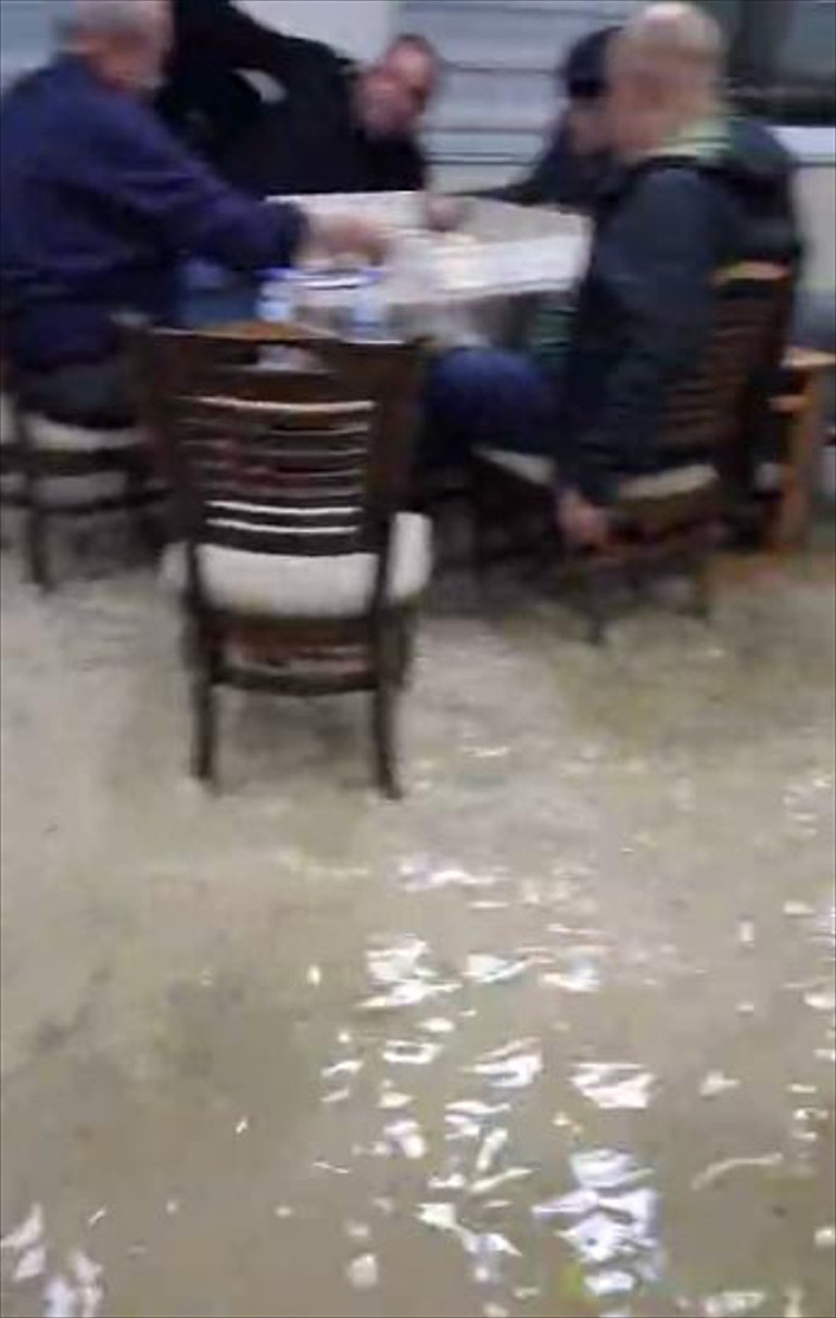 Ayrıca sığındıkları araçta ölen Hüseyin Kul ile Fatih Ambarcıoğlu'nun olayın hemen öncesi bir lokalde oyun oynarken içeriye suyun dolduğu anların da cep telefonuyla kayda alındığı ortaya çıktı.