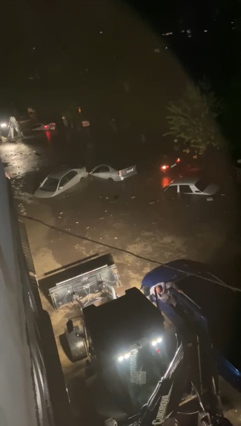 Sel sularının geldiği anlar ise bazı vatandaşlar tarafından cep telefonuyla kayda alındı.