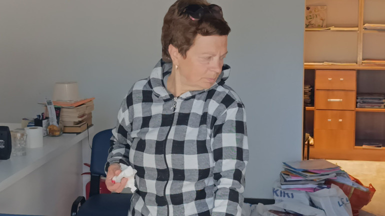 Alman kurduyla dalaşan köpek, kendisini tutan sahibinin parmağını parçaladı