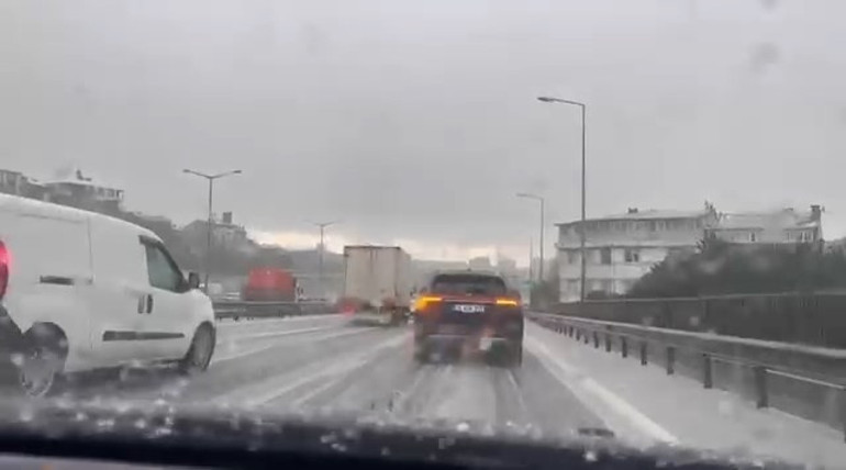 Türkiye soğuk havanın etkisinde Meteoroloji saat verdi: Sağanak yağış, kar, fırtına ve zirai don uyarısı | İstanbulda dolu yağışı: İşte alarm verilen iller