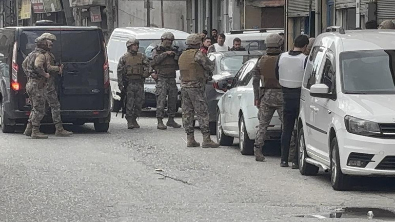  3 kişiyi silahla rehin aldı, kız arkadaşını yaraladı Operasyonla yakalandı