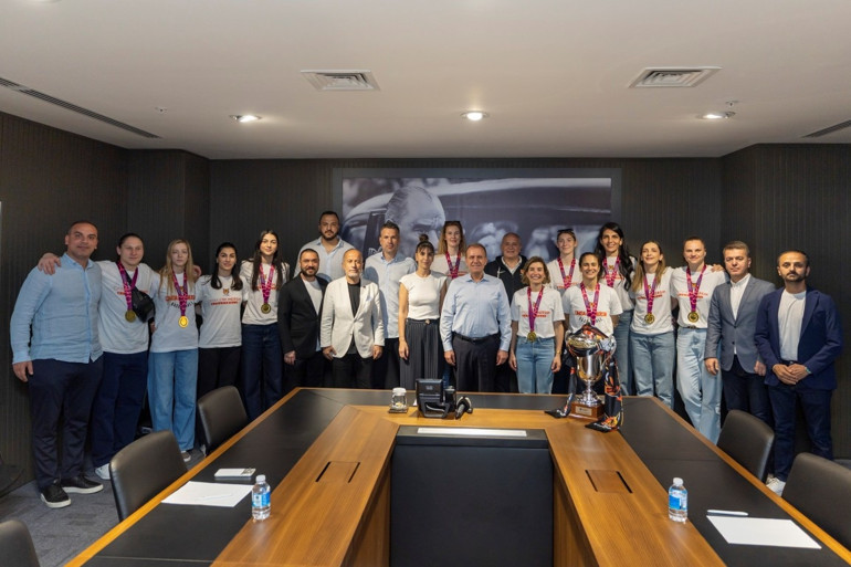 ÇBK Mersin kupayı Başkan Seçer’e götürdü
