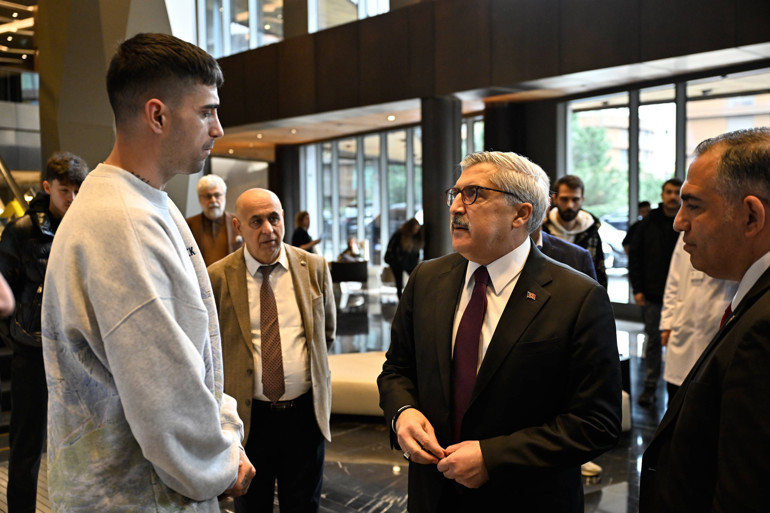 AK Parti Genel Başkan Yardımcısı Yayman, sanatçı İbrahim Tatlısesi hastanede ziyaret etti