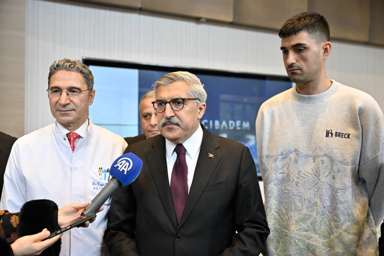 AK Parti Genel Başkan Yardımcısı Yayman, sanatçı İbrahim Tatlısesi hastanede ziyaret etti