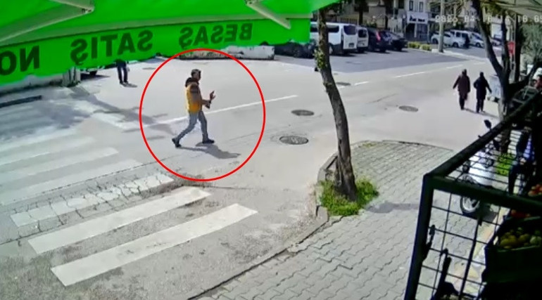 Şehide büyük saygısızlık… Kabrindeki minyatür heykeli çaldı, o anlar kameraya böyle yansıdı