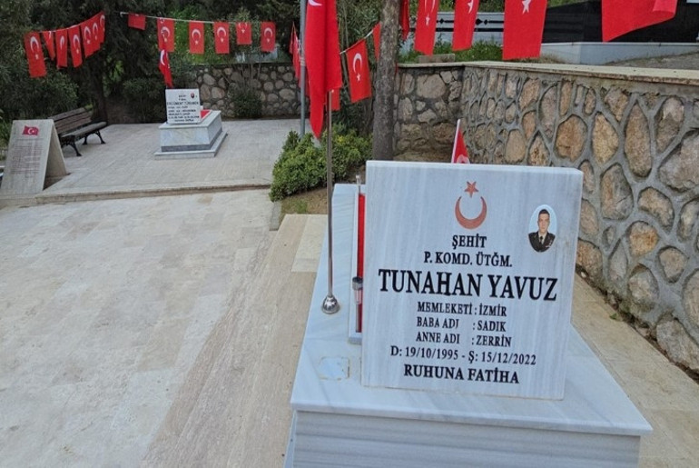 Şehide büyük saygısızlık… Kabrindeki minyatür heykeli çaldı, o anlar kameraya böyle yansıdı