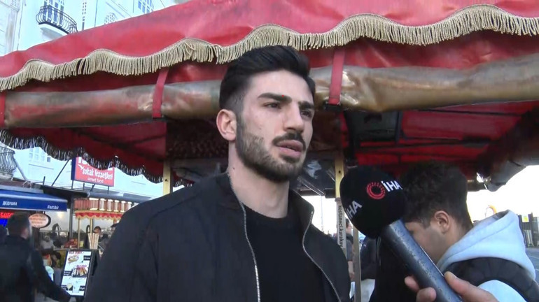 Karaköydeki kestaneci Alper Temel sosyal medyada turistlerin ilgi odağı oldu