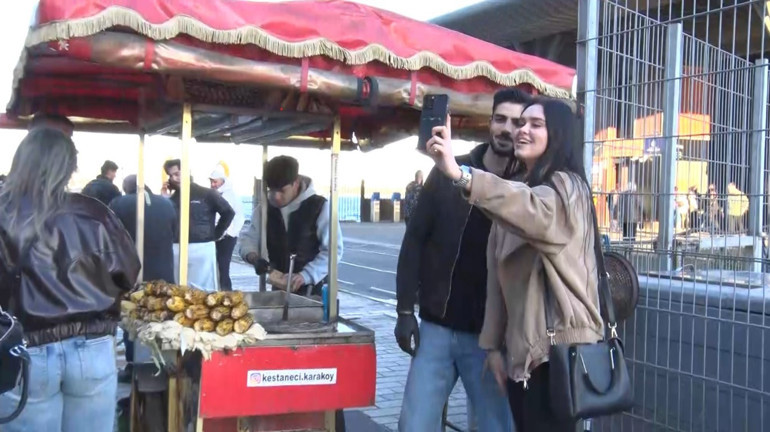 Karaköydeki kestaneci Alper Temel sosyal medyada turistlerin ilgi odağı oldu