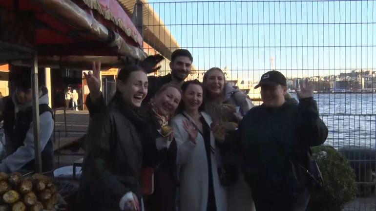 Karaköydeki kestaneci Alper Temel sosyal medyada turistlerin ilgi odağı oldu