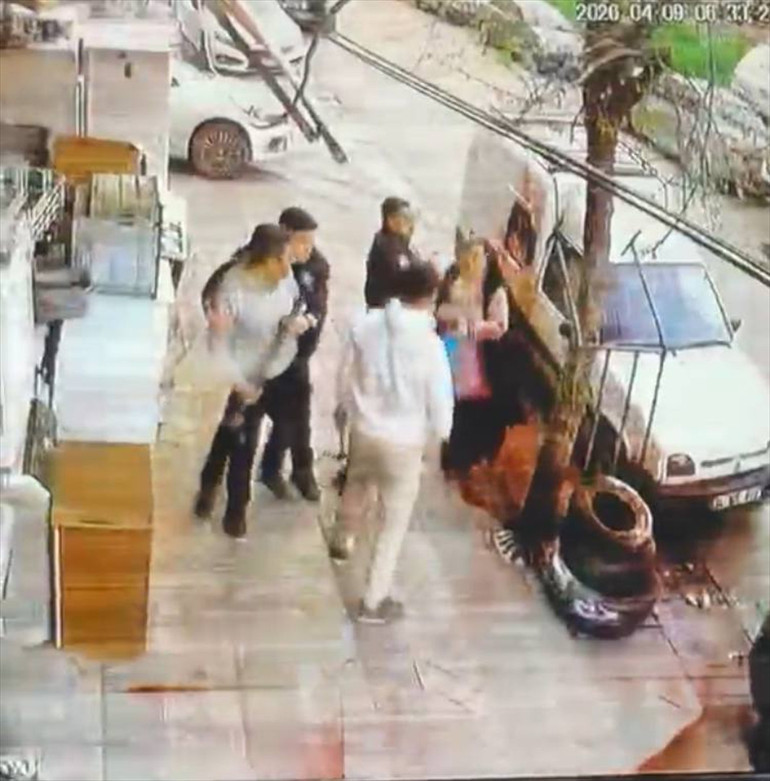 Sultangazide sokak ortasında dehşet Zihinsel engelli genç ile annesi sopalarla darbedildi... Beni istemiyorlar