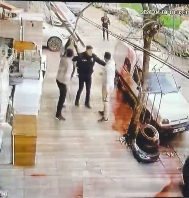 Sultangazide sokak ortasında dehşet Zihinsel engelli genç ile annesi sopalarla darbedildi... Beni istemiyorlar